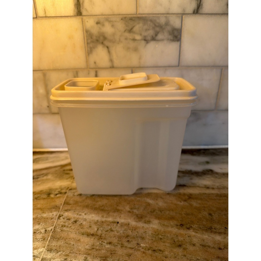 Rubbermaid Servin‎ Saver 4 Cup Cereal Keeper Flip Top Lid Almond Clear Vintage